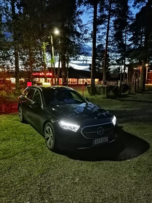Taksi Virrat Mercedes iltavalaistuksessa 2025